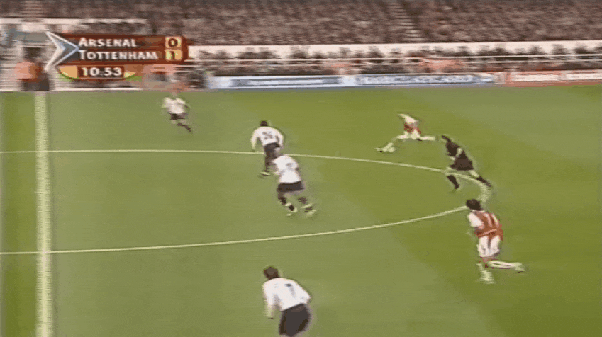 Dois segundos antes o Tottenham estava atacando, mas Henry já se preparava para uma possível recuperação, sabendo que seria o ponto focal na esquerda.