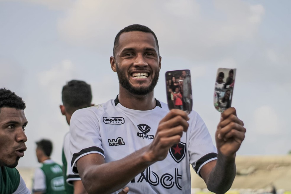 Gabigol e Matheus Cunha no último jogo. Na primeira imagem, o atacante  indica o lado que o adversário iria cobrar o pênalti pelo posicionamento do  jogador. Na segunda, faz questão de ir